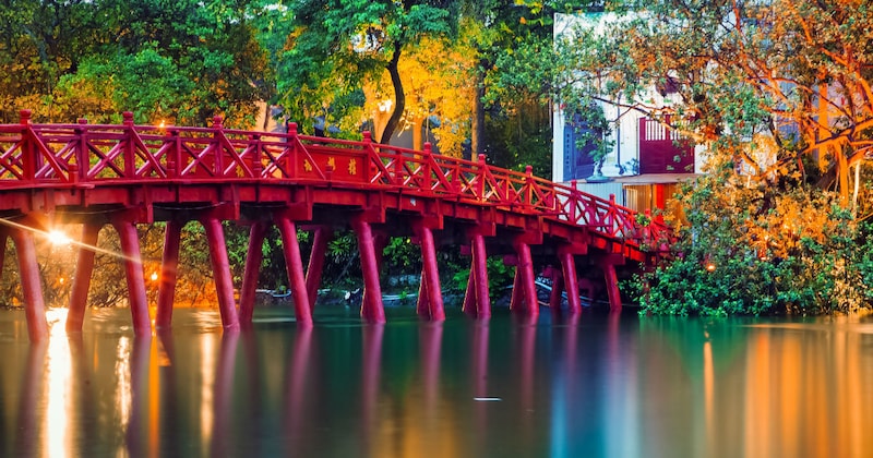 Bridge of the rising sun on Hoan Kiem Lake in Hanoi (1)